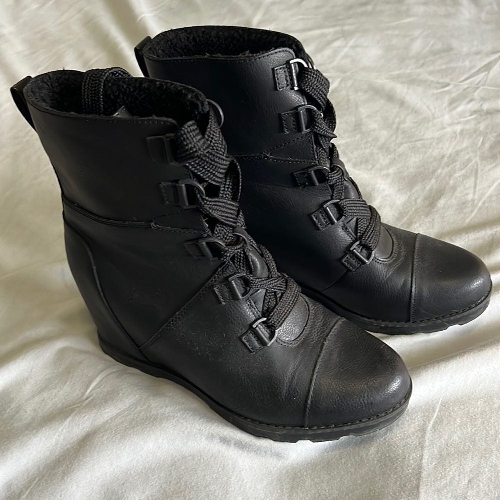 Women’s wedge boots